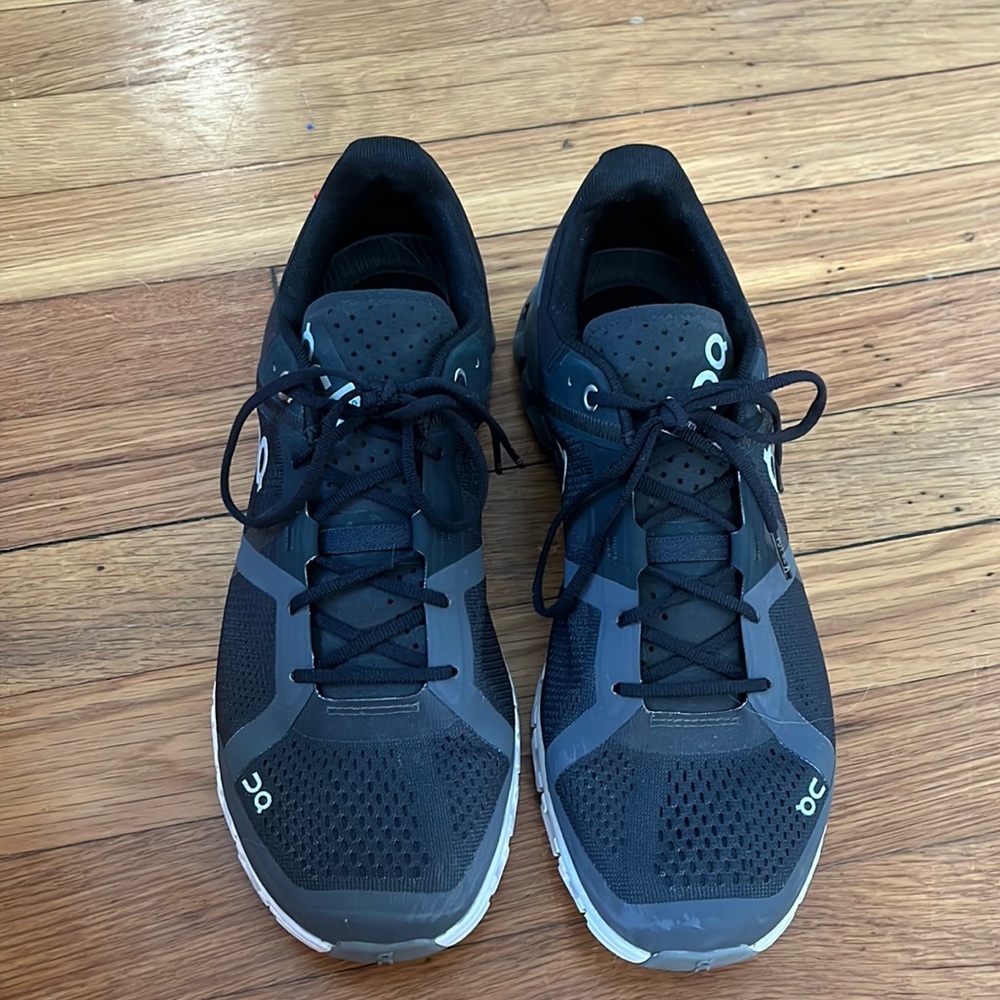 Mens Size 8/ Womens 9.5/10 On Cloud Running Shoe